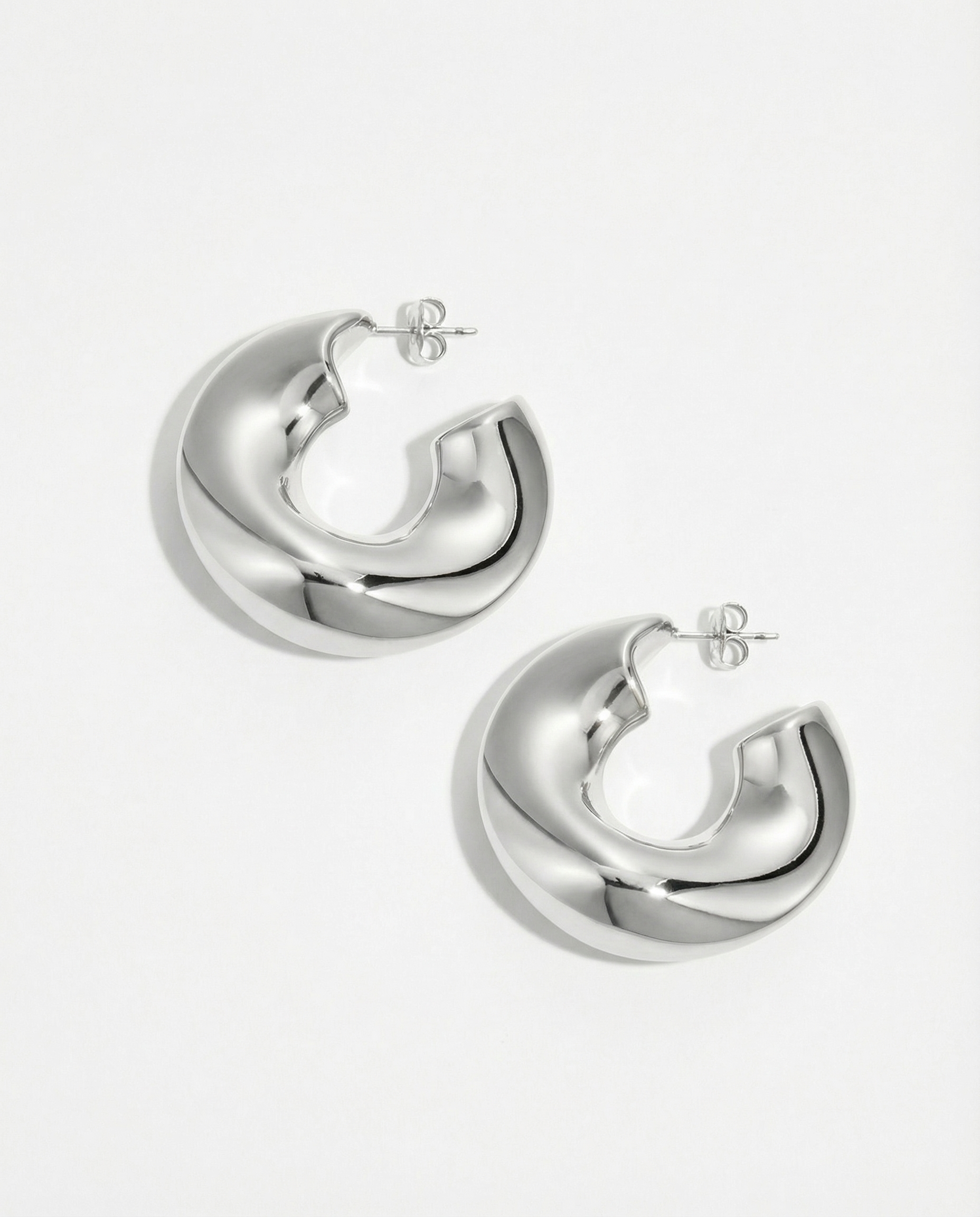 Pendientes plateados de diseño escultórico en acero inoxidable, estilo minimalista