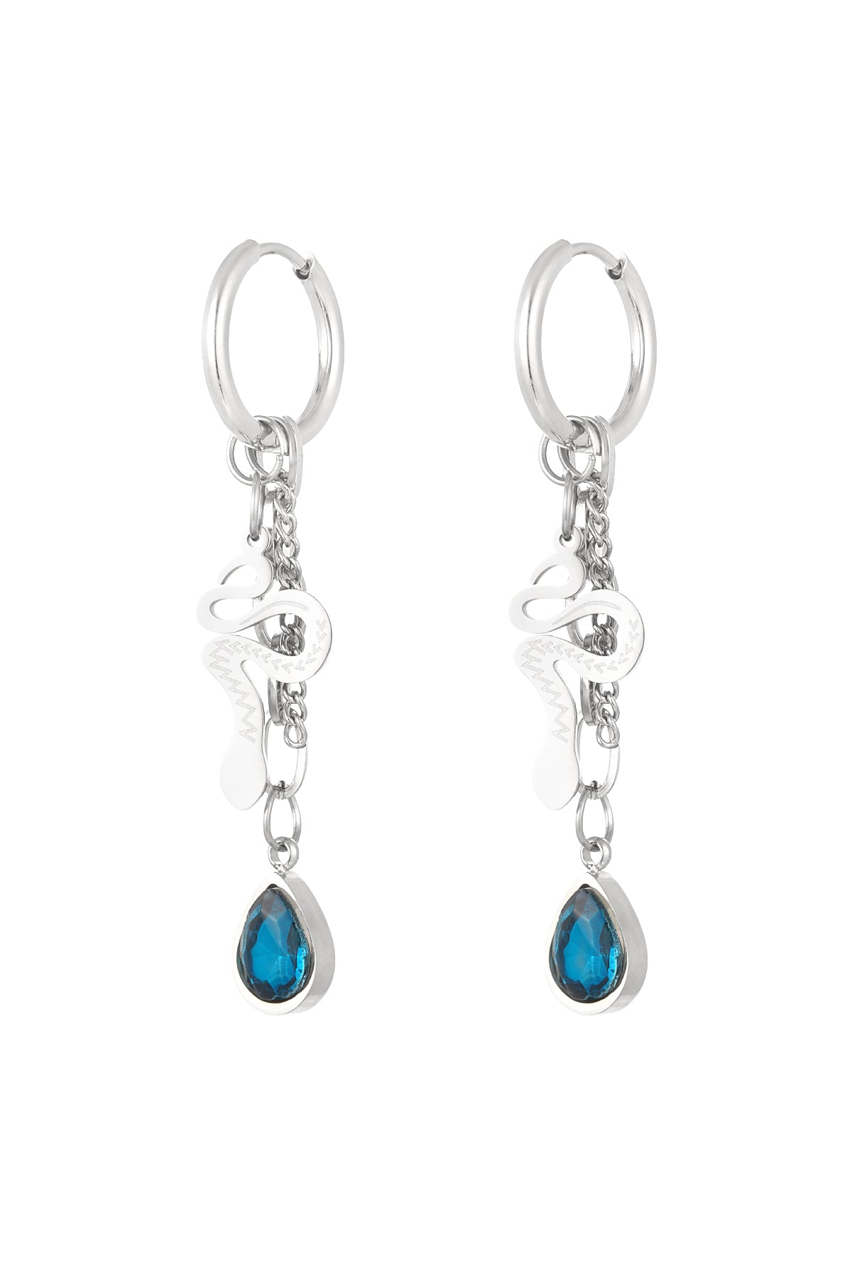 Pendientes plateados con charm de serpiente y piedra azul en forma de lágrima, vista frontal.


