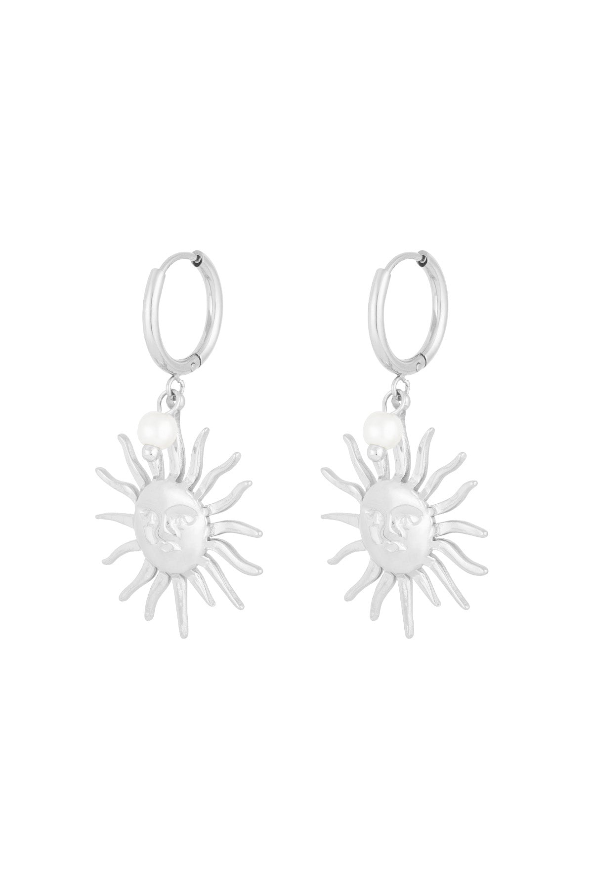 Pendientes plateados con charm de sol y perla, vista frontal sobre fondo blanco.