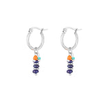 Pendientes pequeños de acero inoxidable con cuentas en azul marino y naranja sobre fondo blanco.