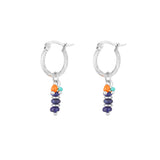 Pendientes pequeños de acero inoxidable con cuentas en azul marino y naranja sobre fondo blanco.