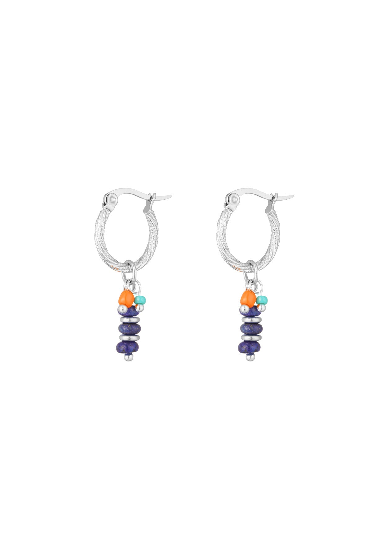 Pendientes pequeños de acero inoxidable con cuentas en azul marino y naranja sobre fondo blanco.