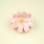 Pinza de pelo en forma de flor cosmos rosa nacarada de Coucou Suzette, vista frontal.