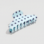 Pinza para el pelo efecto acetato en color azul claro con estampado de lunares azul marino.