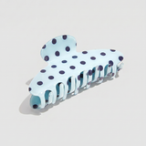 Pinza para el pelo efecto acetato en color azul claro con estampado de lunares azul marino.