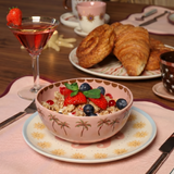 Imagen 4: Plato de cerámica presentado sobre una mesa junto a un bol y un desayuno.