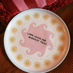 Plato de cerámica blanco con diseño rosa y mensaje "Long Walks and Midnight Talks".