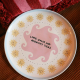 Plato de cerámica blanco con diseño rosa y mensaje "Long Walks and Midnight Talks".