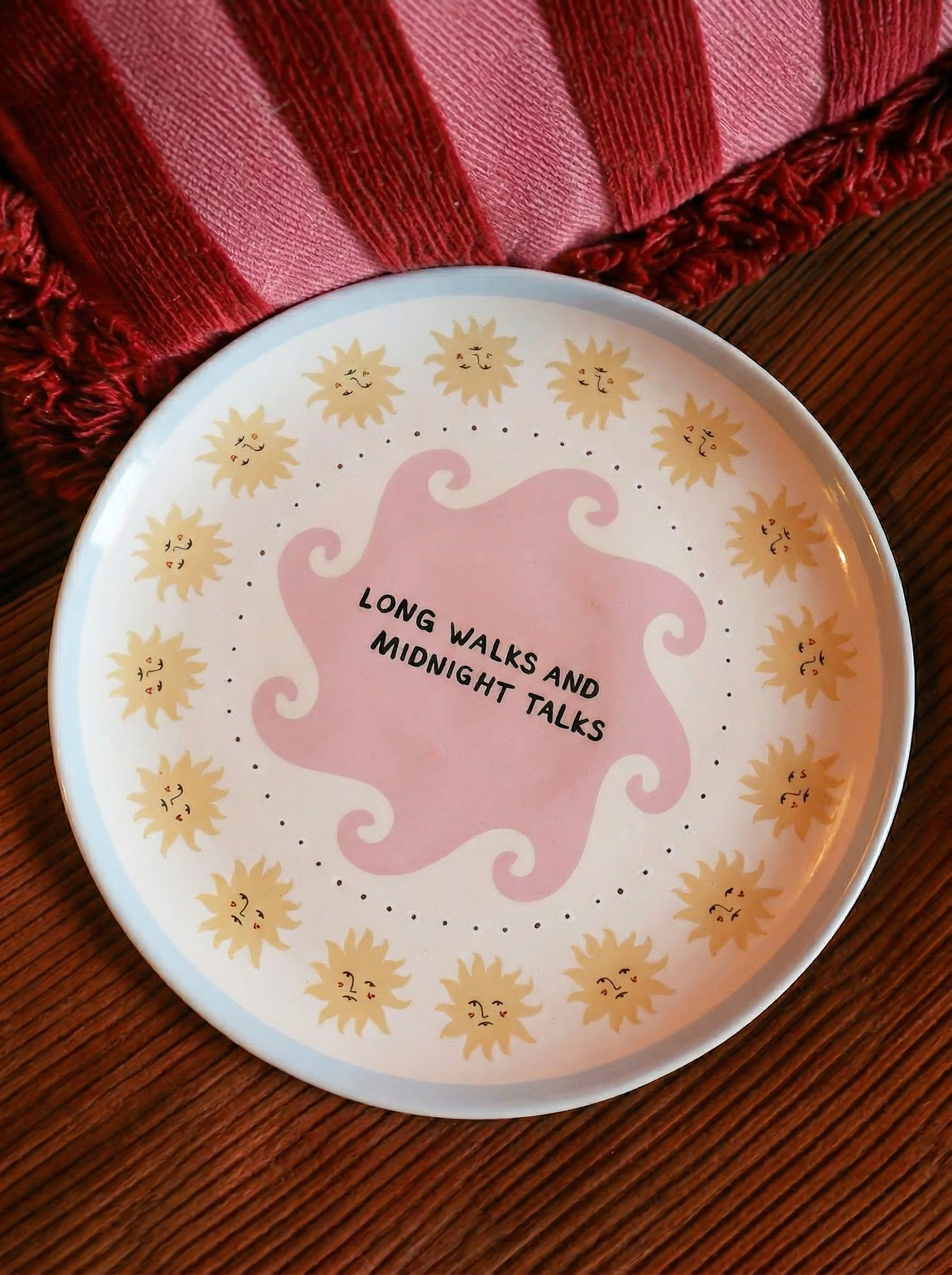 Plato de cerámica blanco con diseño rosa y mensaje "Long Walks and Midnight Talks".