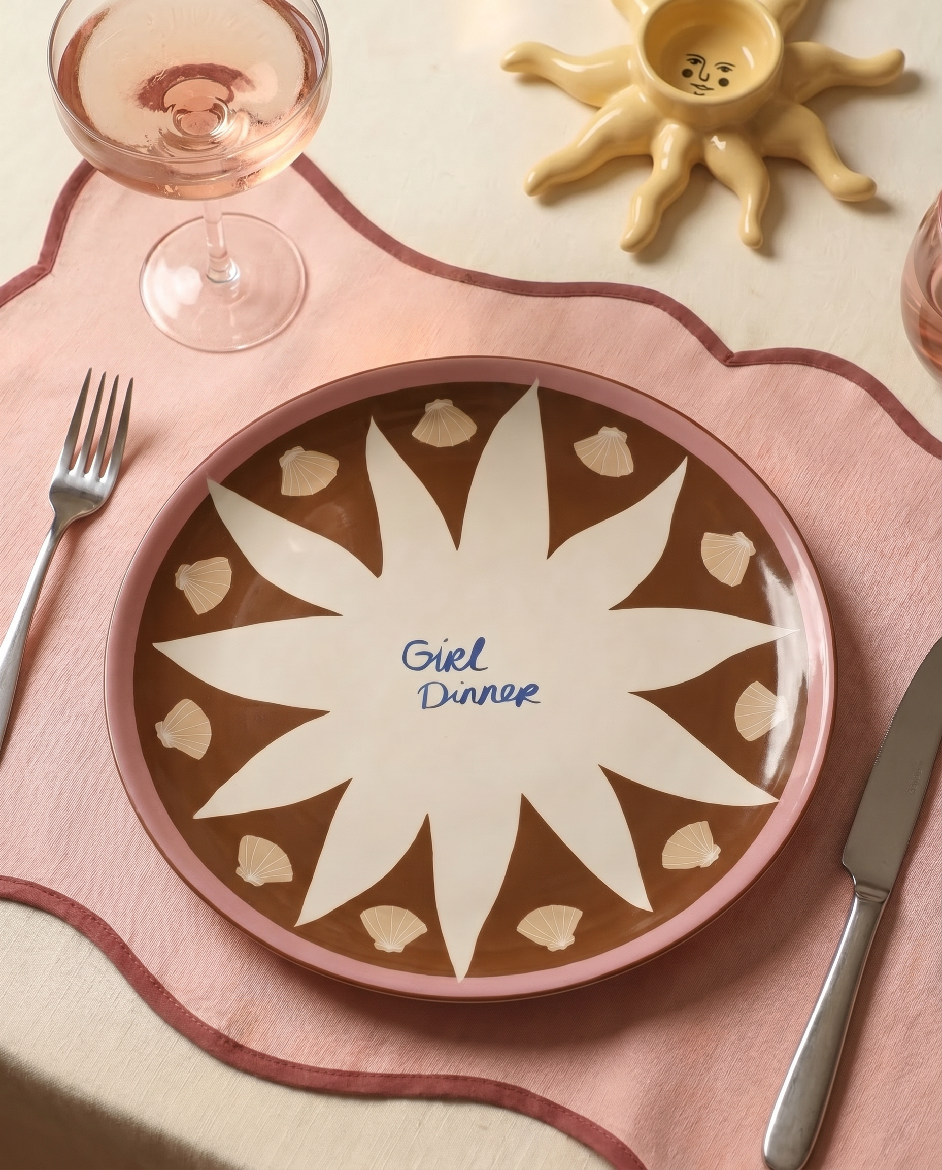 Plato de cerámica marrón con diseño de sol y texto "Girl Dinner"