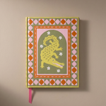 Vista frontal del cuaderno de tapa dura Cocodrilo con ilustración decorativa.