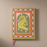 Vista frontal del cuaderno de tapa dura Cocodrilo con ilustración decorativa.