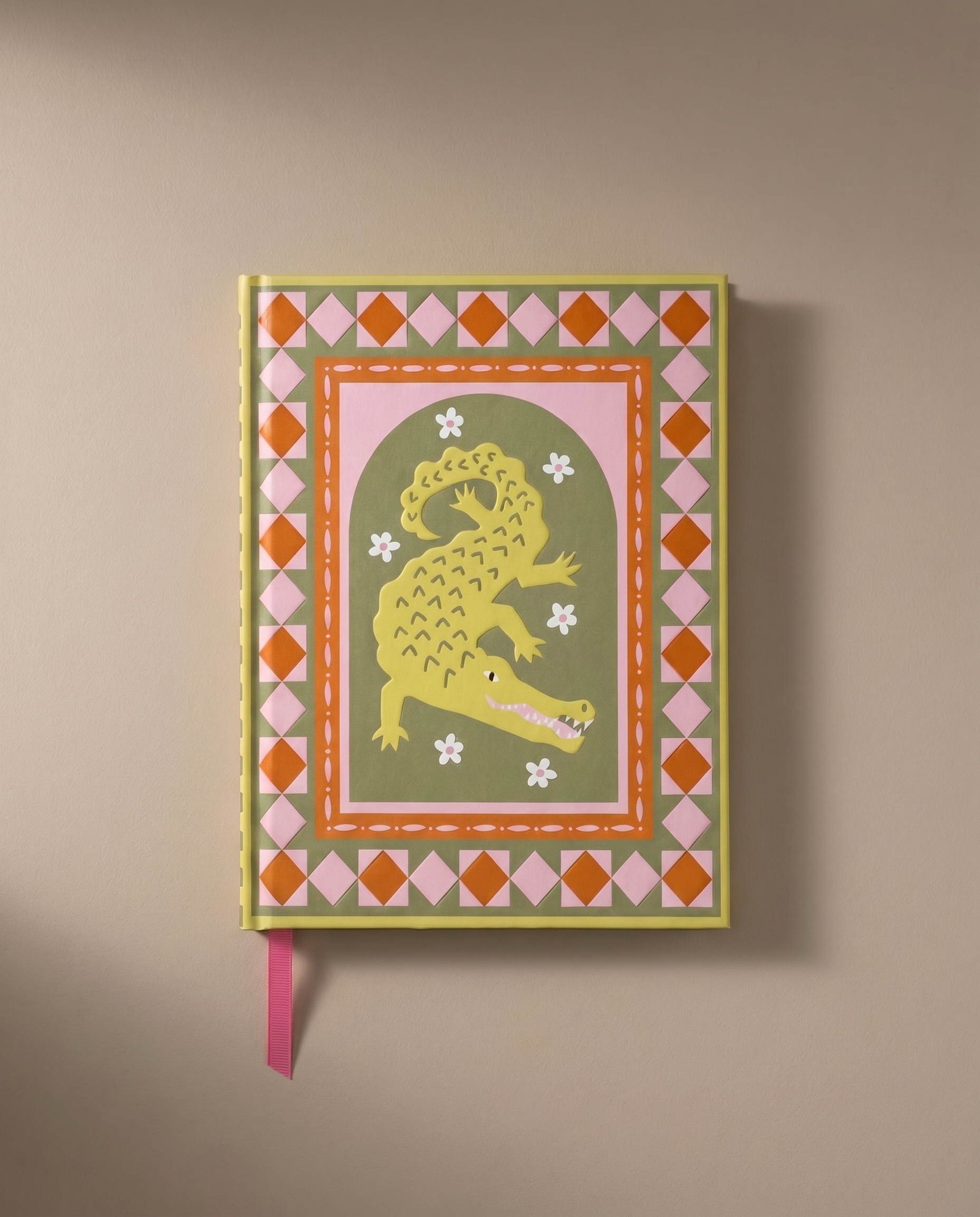Vista frontal del cuaderno de tapa dura Cocodrilo con ilustración decorativa.