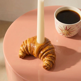 Detalle del portavelas de cerámica con forma de croissant visto desde otro ángulo.