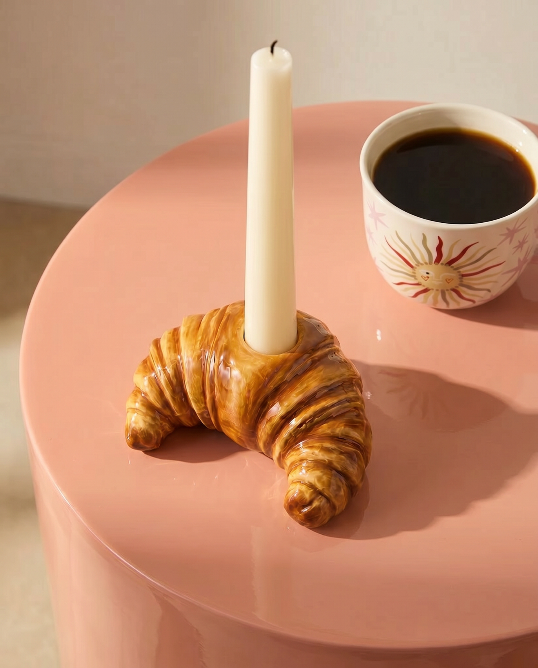Detalle del portavelas de cerámica con forma de croissant visto desde otro ángulo.