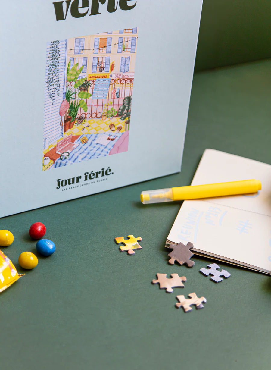 Detalle de piezas del puzzle ecológico La classe verte sobre fondo verde.