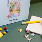 Detalle de piezas del puzzle ecológico La classe verte sobre fondo verde.