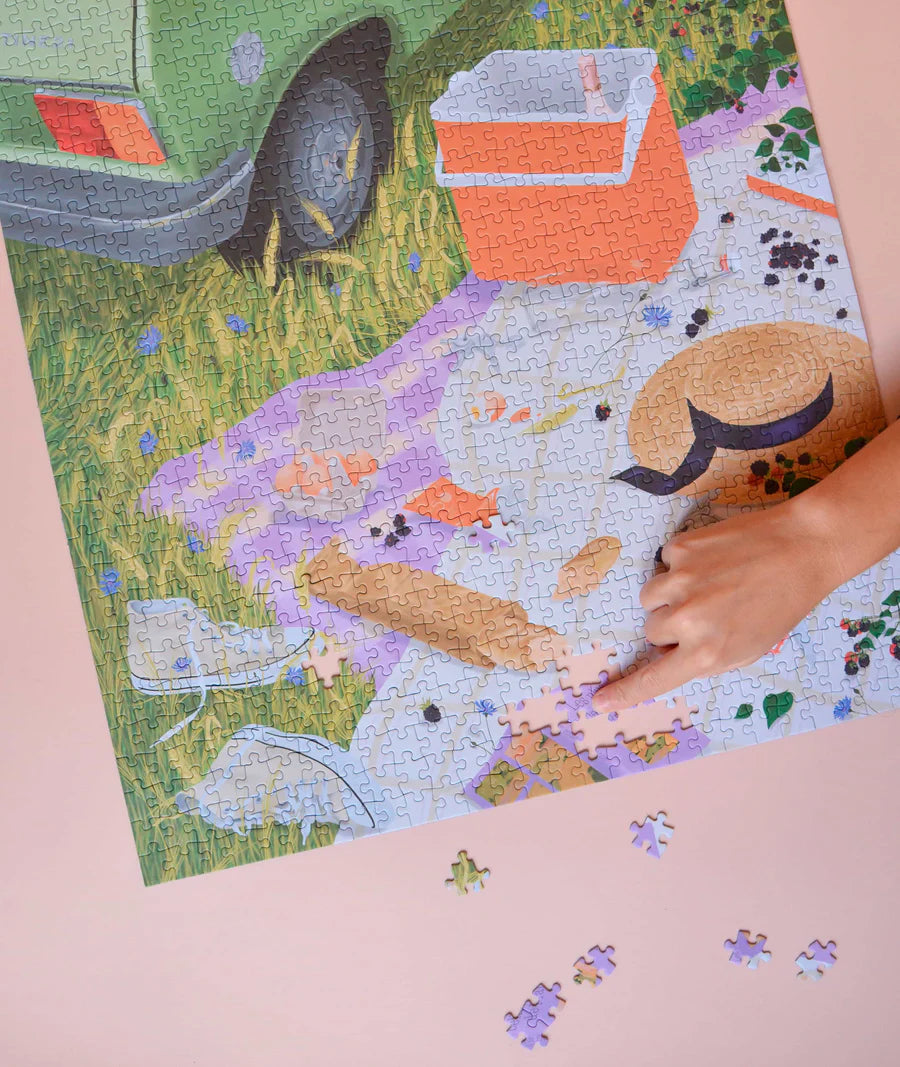 Detalle del puzzle Picnic con coche verde y cesta de pícnic sobre la hierba