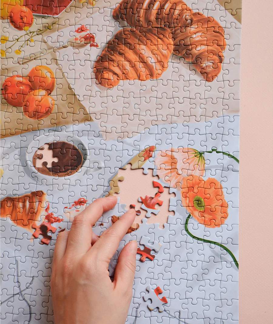 Detalle del puzzle de desayuno con piezas de cartón reciclado