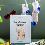 Detalle de piezas del puzzle ecológico La classe verte sobre fondo verde.