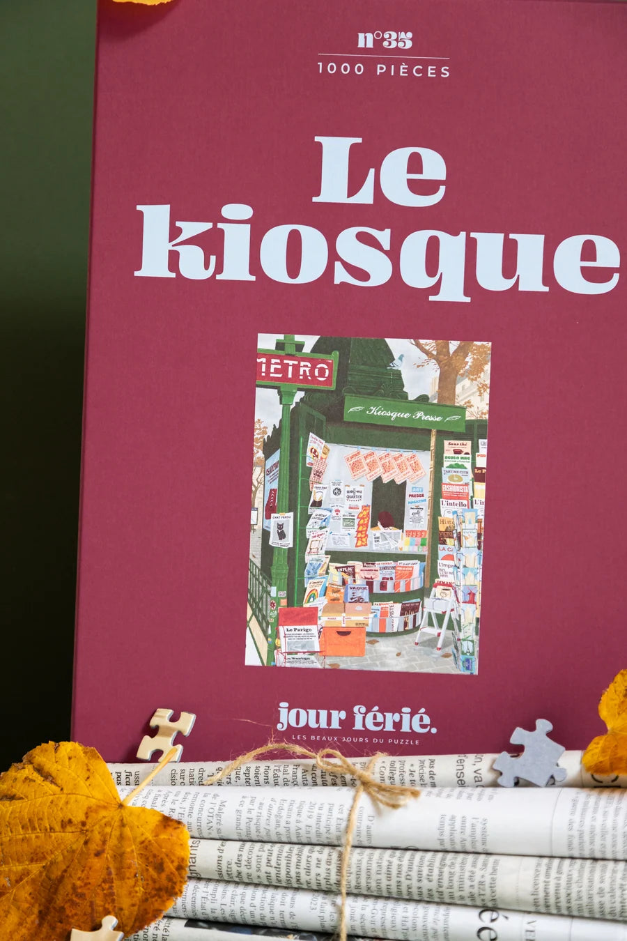Caja burdeos del puzzle Le Kiosque de 1000 piezas de Jour Férié, con ilustración de un quiosco parisino.