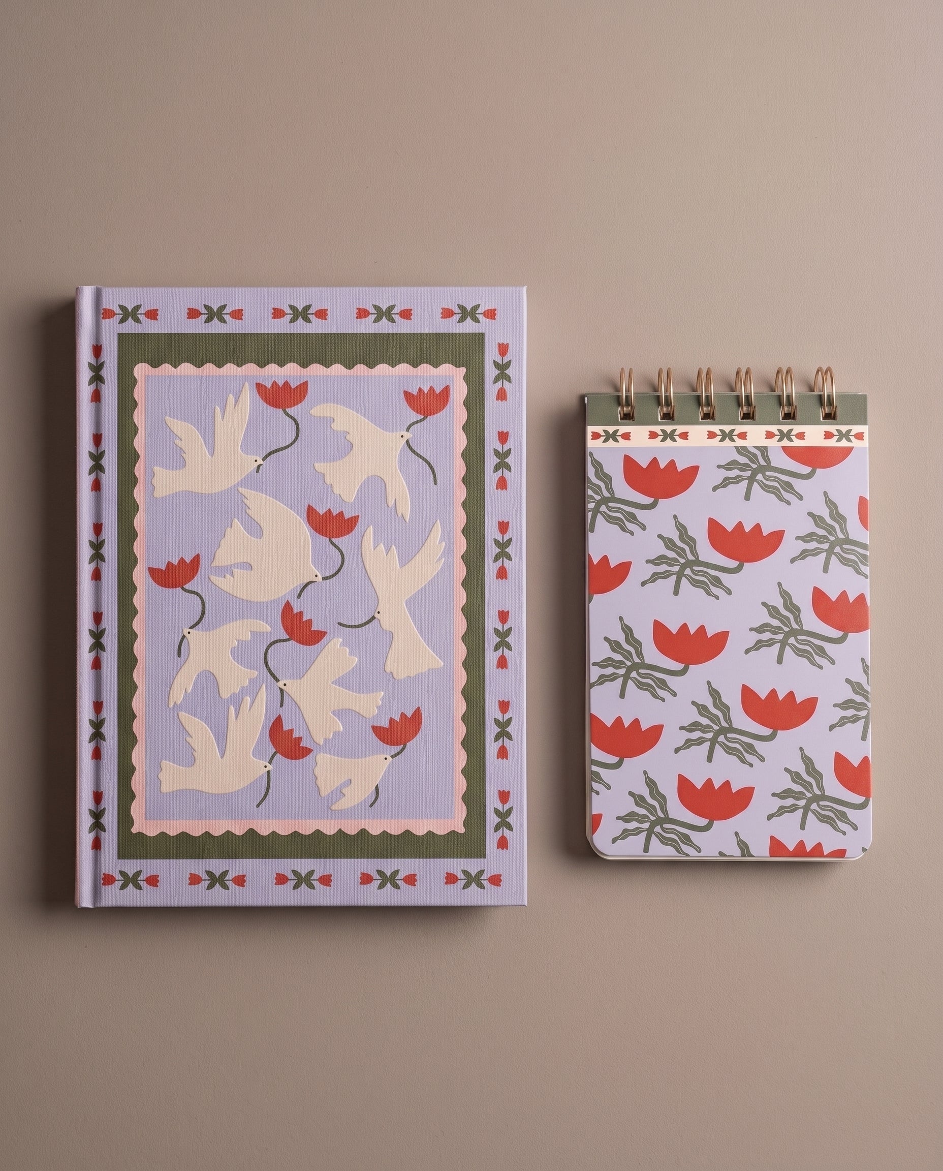 Cuaderno ilustrado con palomas y flores junto a bloc de notas floral del pack Dove & Tulips.