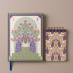 Cuaderno ilustrado con pavos reales y bloc de notas a juego del pack Peacock Garden.