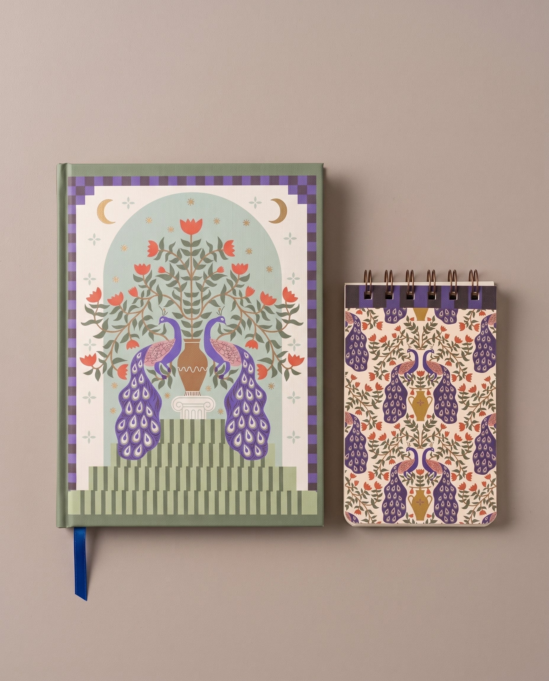 Cuaderno ilustrado con pavos reales y bloc de notas a juego del pack Peacock Garden.