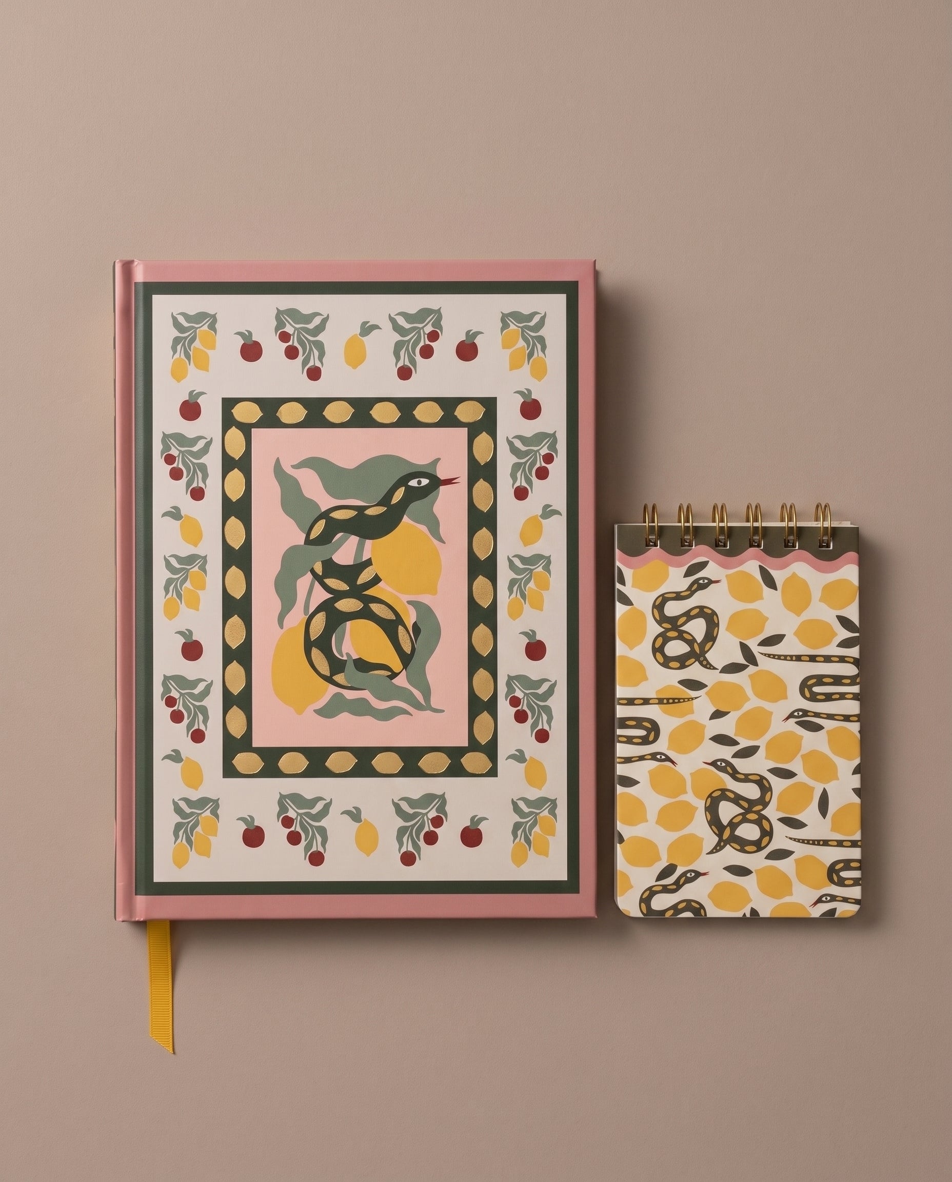 Cuaderno ilustrado con serpiente y bloc de notas a juego del pack Snake Garden.