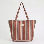 Vista frontal de la bolsa shopper de jacquard con asas largas.
