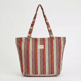 Vista frontal de la bolsa shopper de jacquard con asas largas.