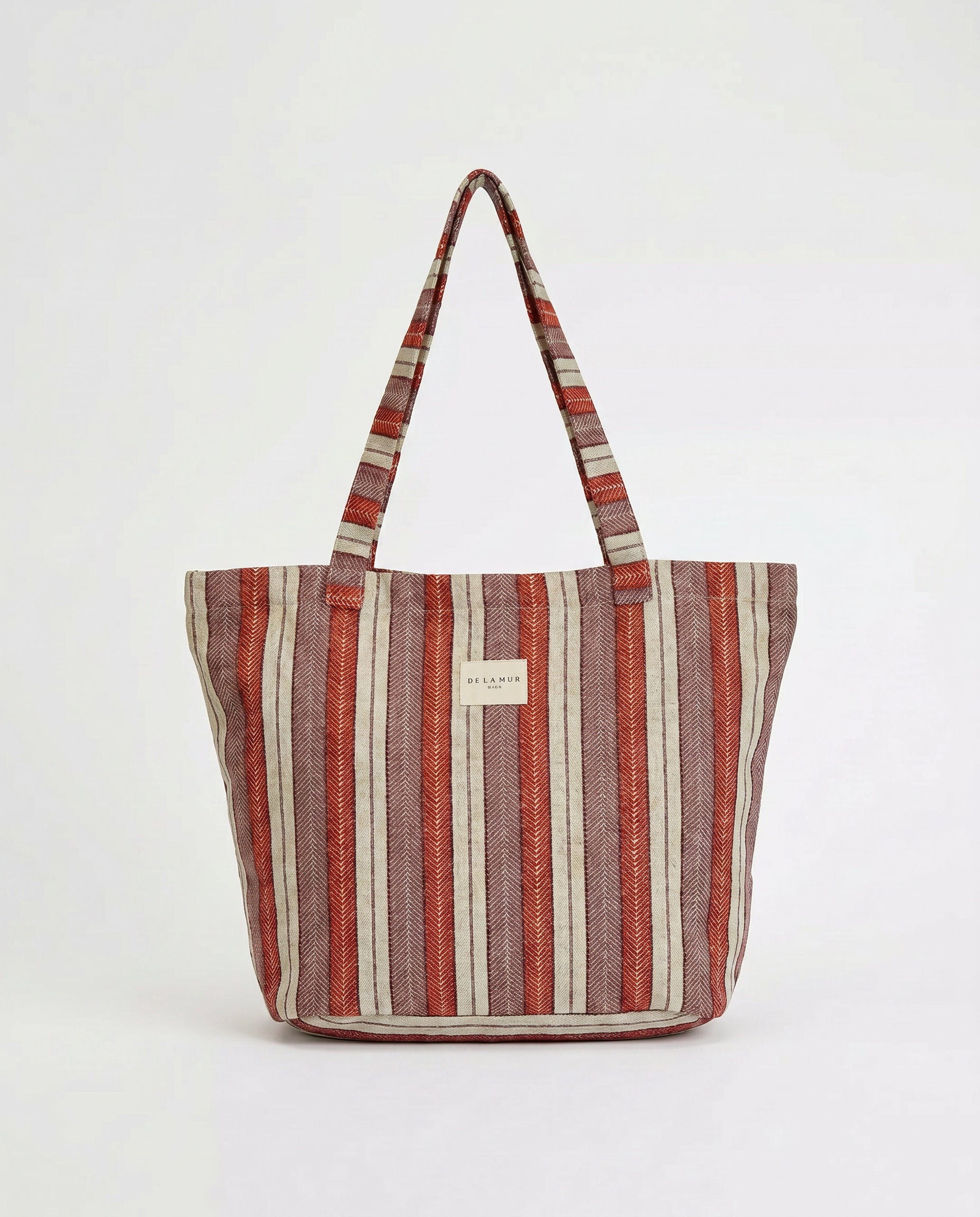 Vista frontal de la bolsa shopper de jacquard con asas largas.
