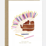Tarjeta de cumpleaños con ilustración de tarta de chocolate derretida y muchas velas encendidas, acompañada de sobre kraft.