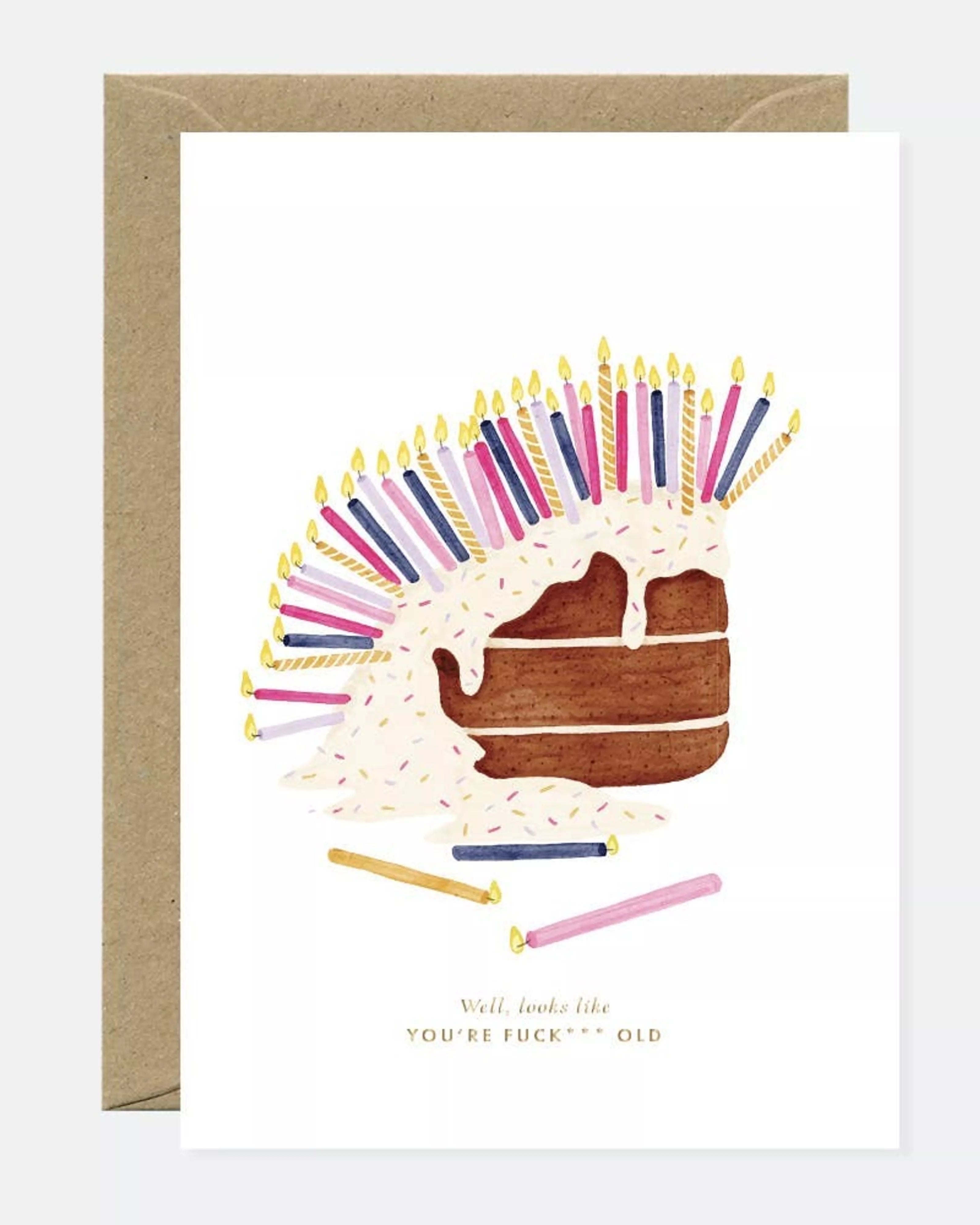Tarjeta de cumpleaños con ilustración de tarta de chocolate derretida y muchas velas encendidas, acompañada de sobre kraft.