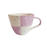 Taza de cerámica con diseño checker en violeta y blanco, vista frontal

