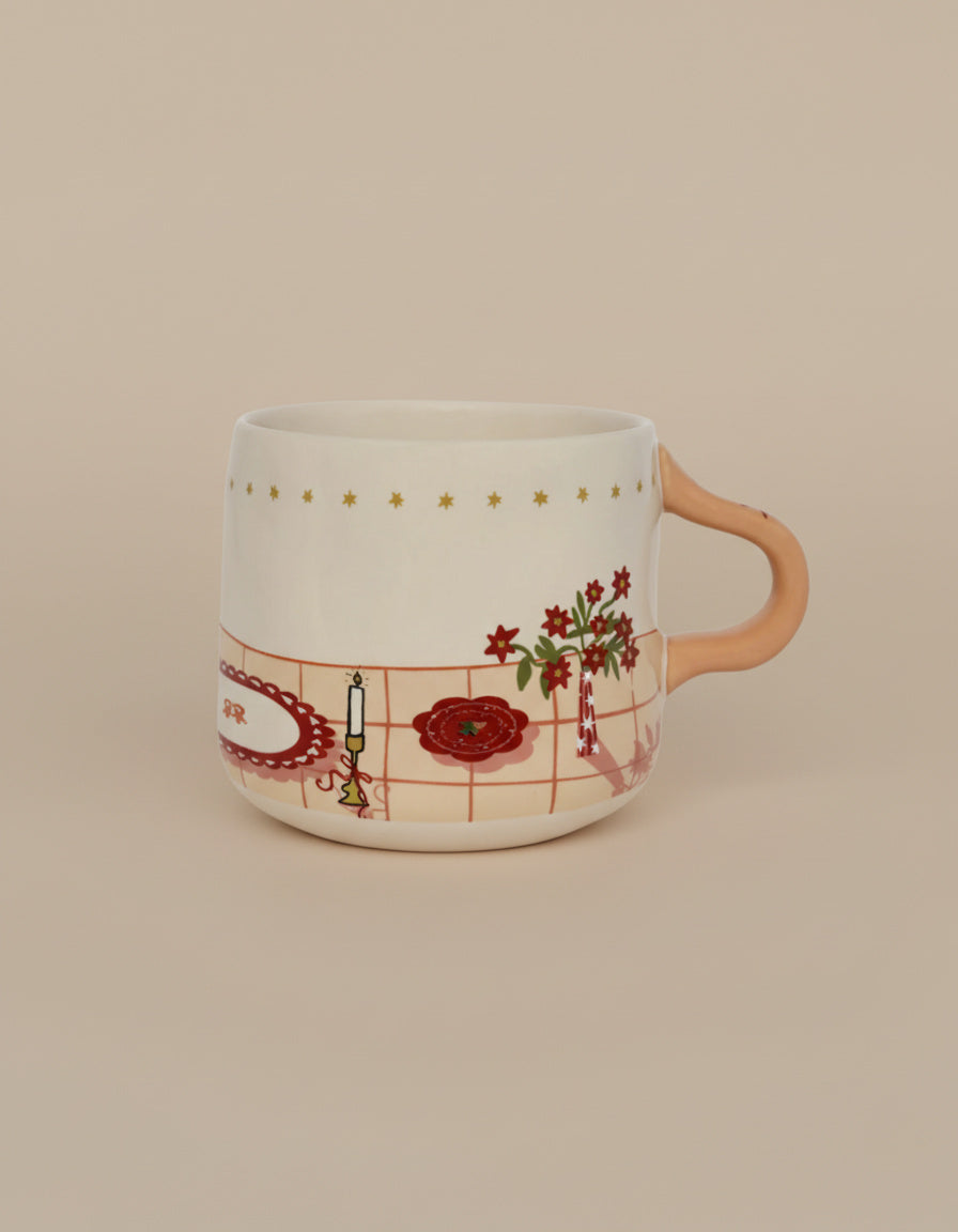Taza de cerámica con ilustración festiva y asa color beige, vista frontal sobre fondo crema.