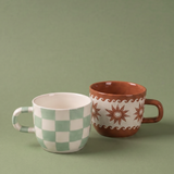 Taza marrón Estrellas y Olas junto a otra taza de la colección.