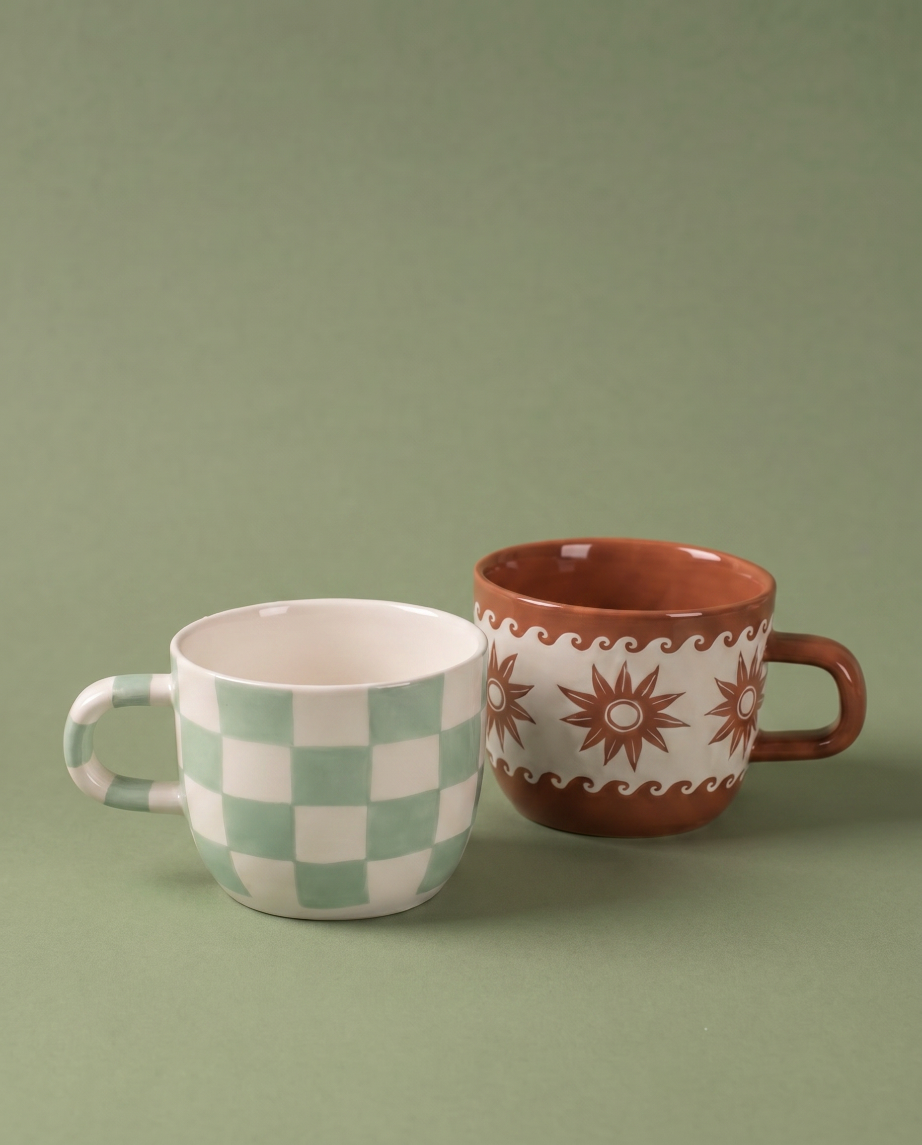 Taza marrón Estrellas y Olas junto a otra taza de la colección.