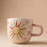 Vista lateral de la taza rosa Sol Sonriente con ilustración de sol y asa rosa.