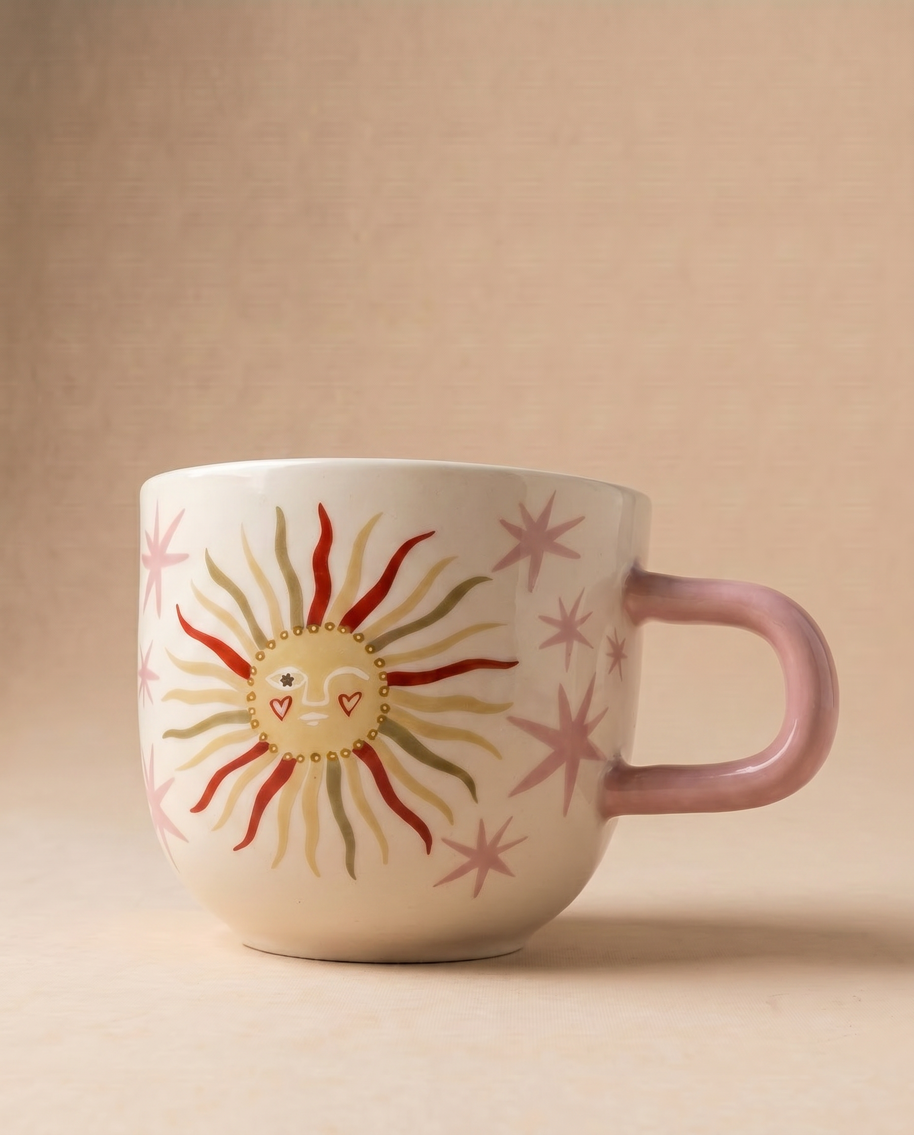 Vista lateral de la taza rosa Sol Sonriente con ilustración de sol y asa rosa.