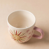 Vista superior de la taza de cerámica rosa Sol Sonriente.