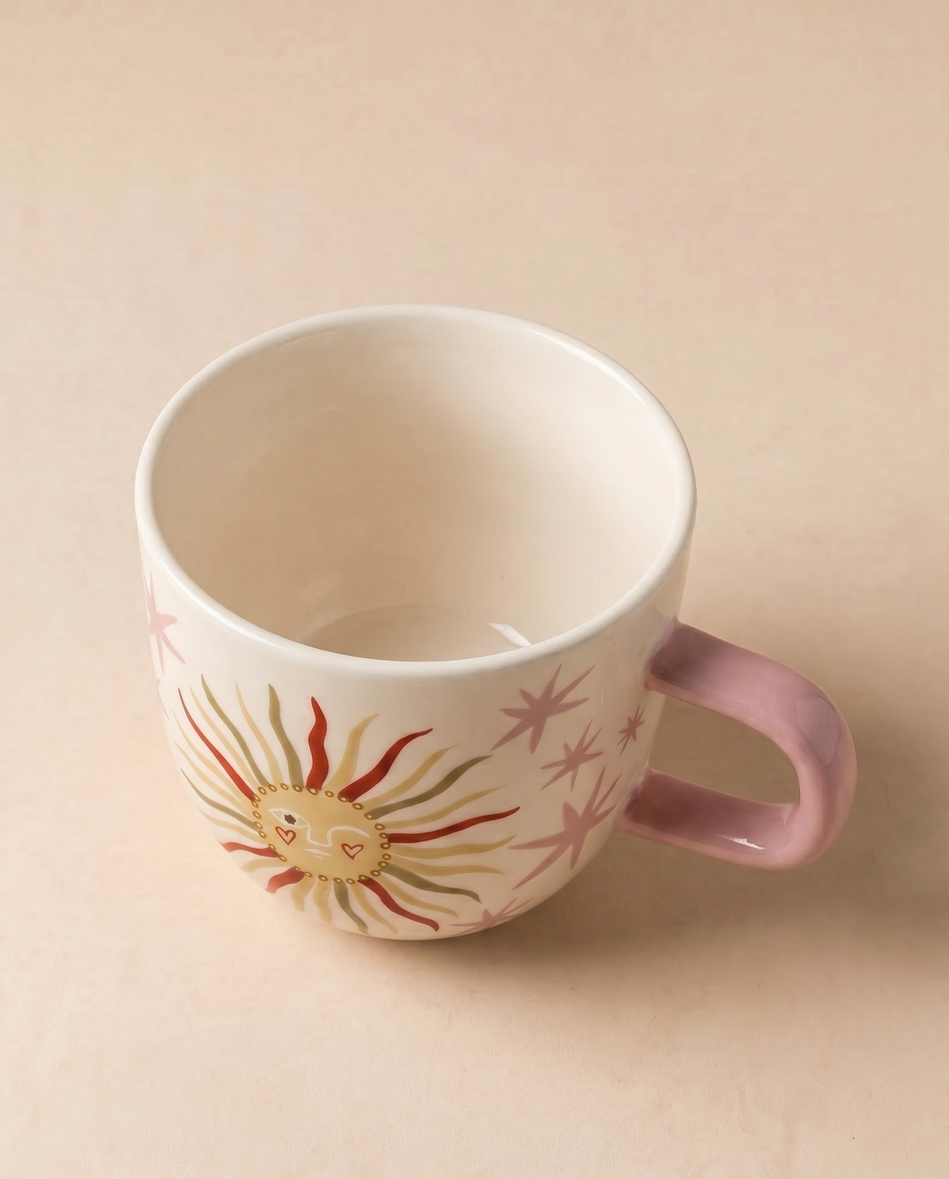 Vista superior de la taza de cerámica rosa Sol Sonriente.