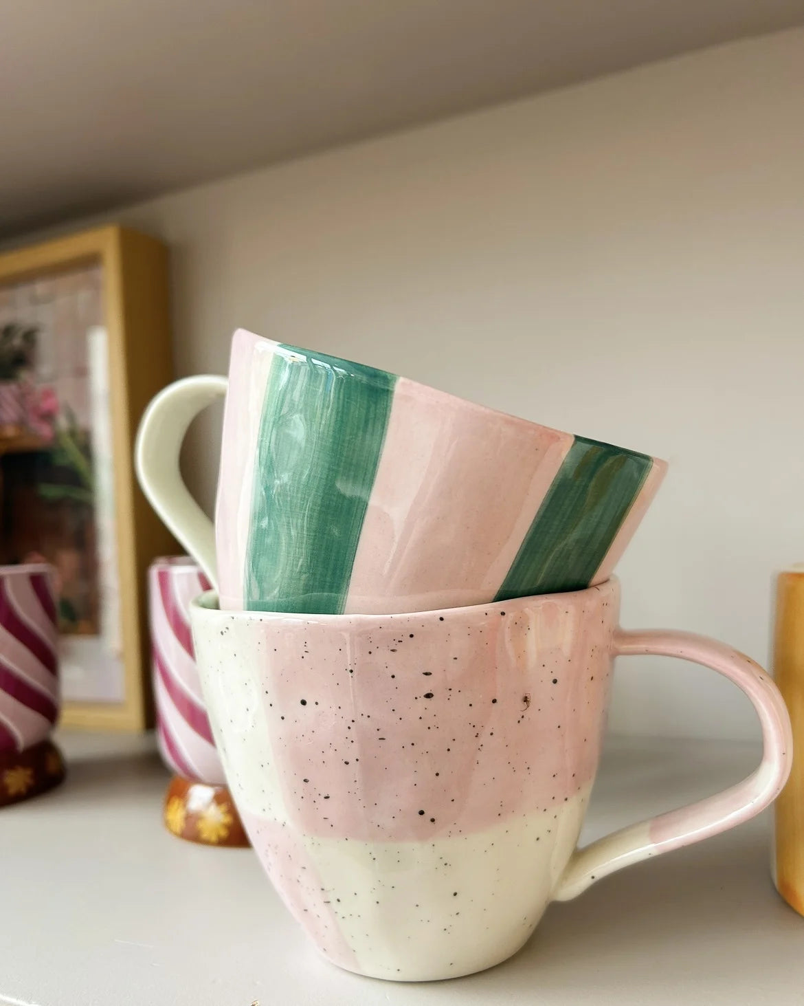 Taza esmaltada de cerámica rosa y verde, diseño colorido estilo retro