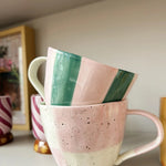 Taza esmaltada de cerámica rosa y verde, diseño colorido estilo retro