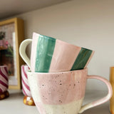 Taza esmaltada de cerámica rosa y verde, diseño colorido estilo retro