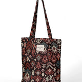Tote bag de jacquard con estampado geométrico en tonos granates, vista frontal