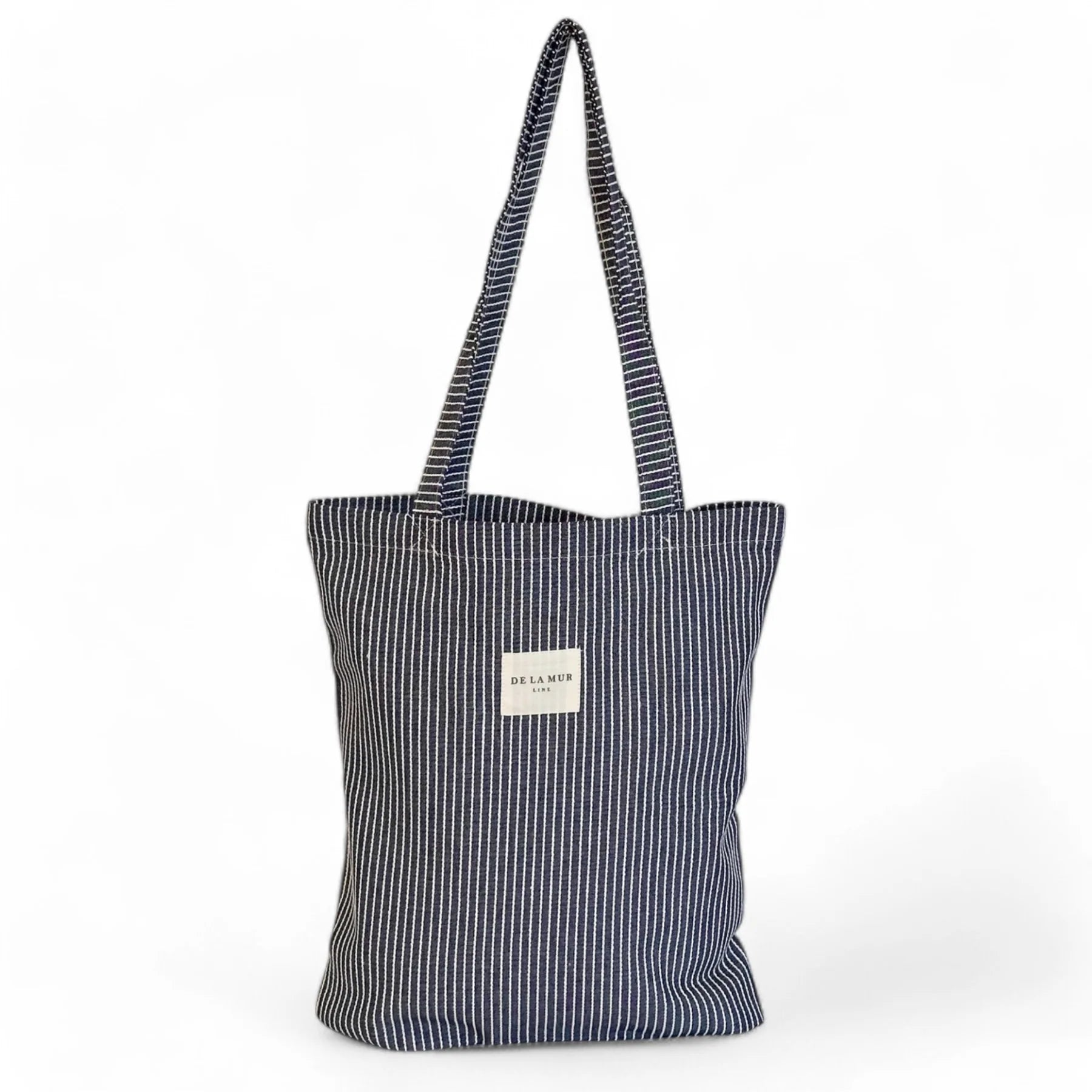 Tote bag de rayas finas azul marino y crudo, vista frontal.