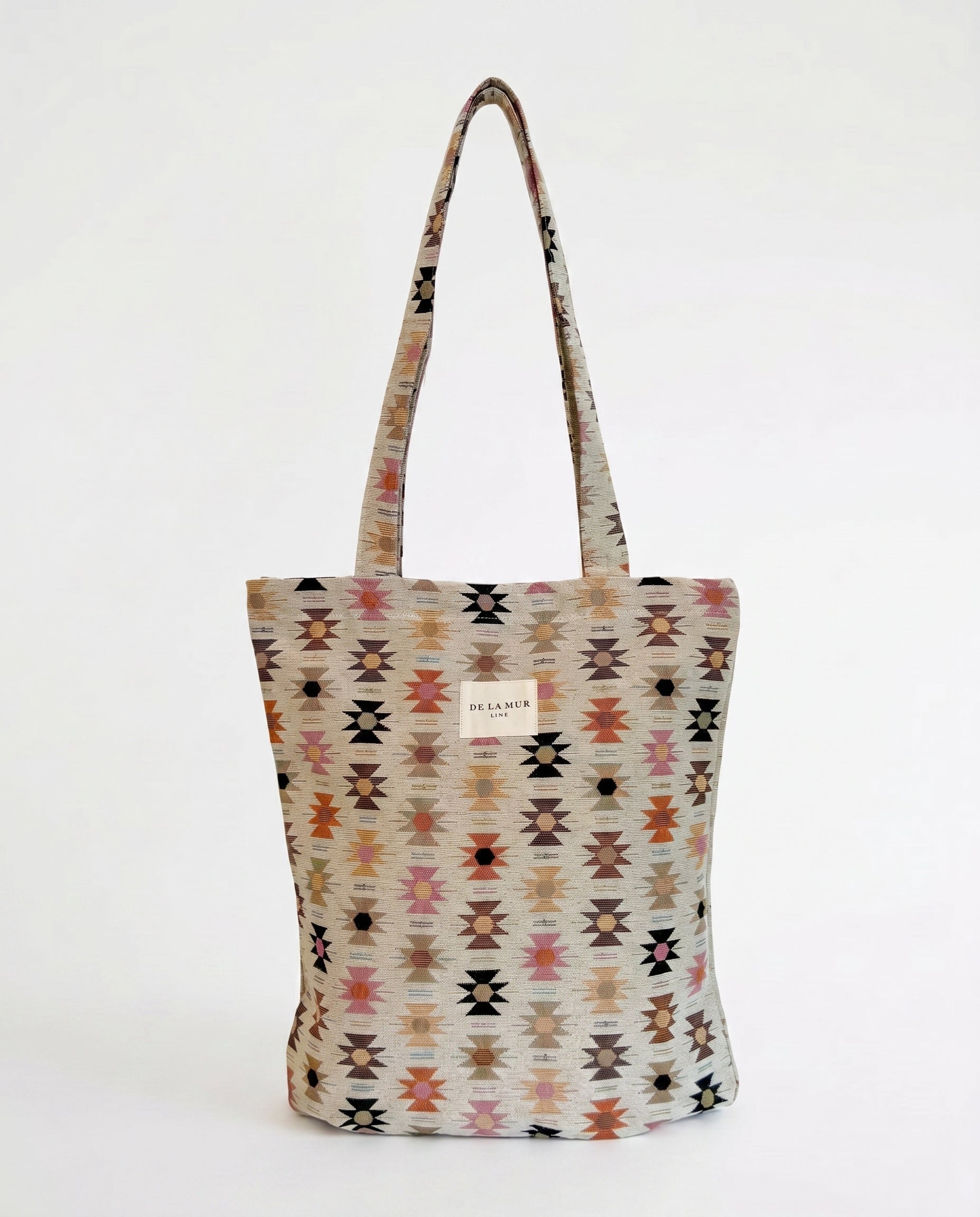 Vista frontal de la bolsa tote de jacquard con estampado étnico.