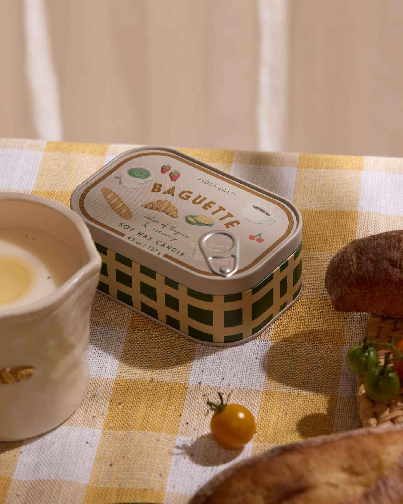 Vela aromática Paddywax "Baguette" con aroma a tomillo y romero en lata de diseño vintage.