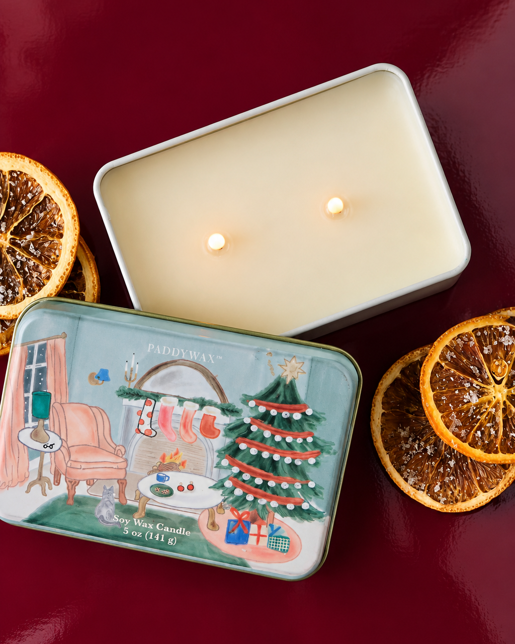Vela de soja PADDYWAX abierta en lata metálica navideña, con la cera y las mechas visibles.